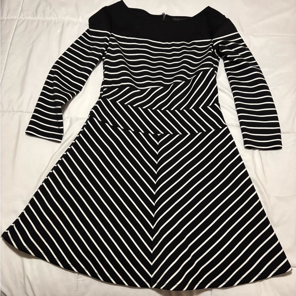 BCBGMaxAzria Women's Medium Koryn Black White Stripe 3/4 Sleeves Back Zip Dress